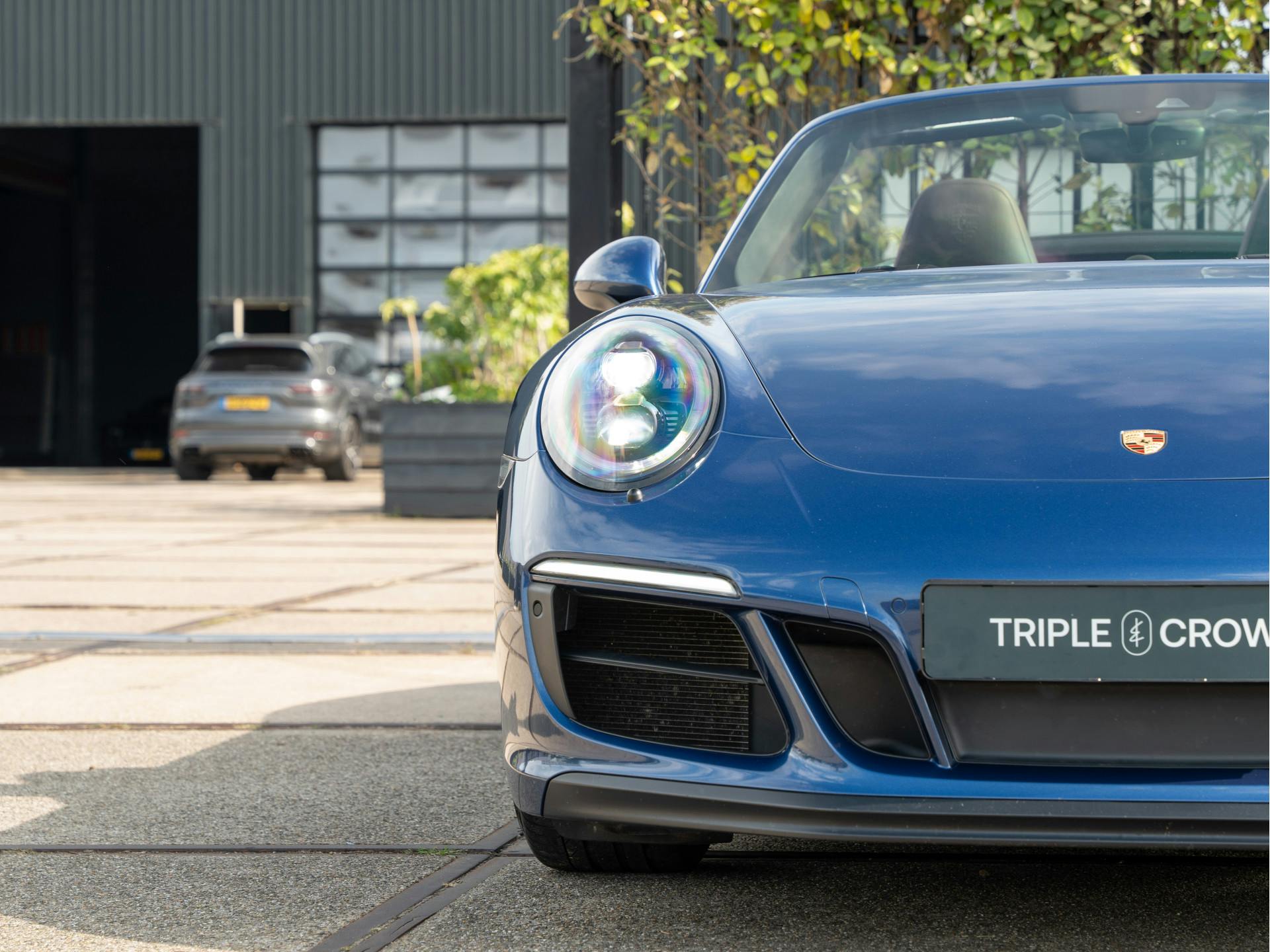 Porsche 911 Cabrio 3.0 Carrera 4 GTS | Blue Metallic Wrap | Bose | Adaptieve Sport-Stoelen